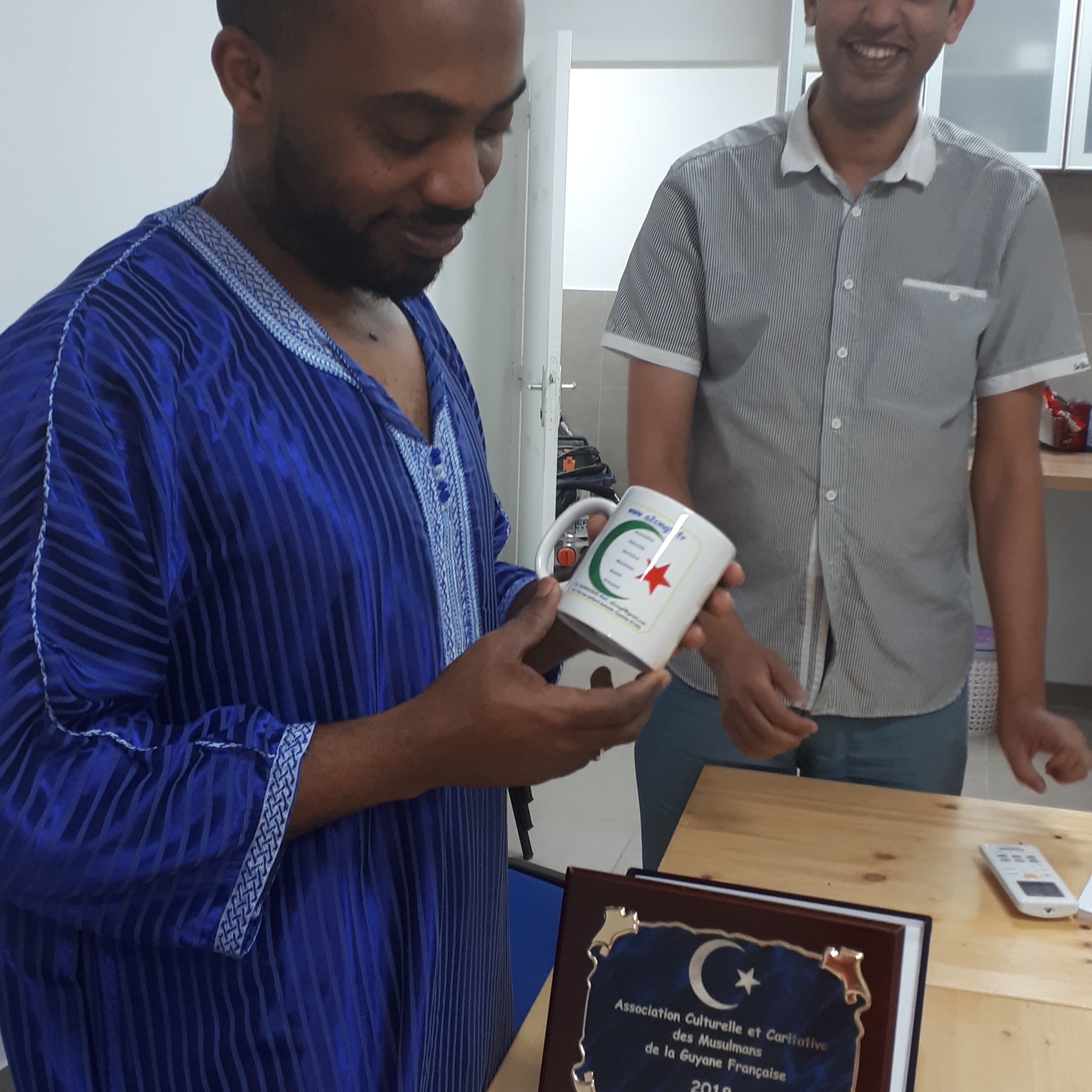 Cadeaux symboliques pour professeur Bajrafil invité des premières journées des musulmans de la Guyane 2019