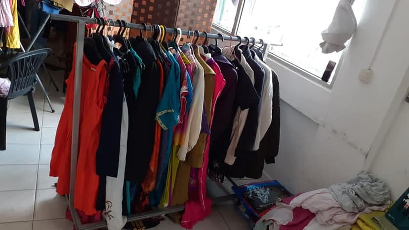 Préparatifs pour le vide grenier GRATUIT et solidaire de tout ce que les donateurs ont ramené à l’association transparence 100%